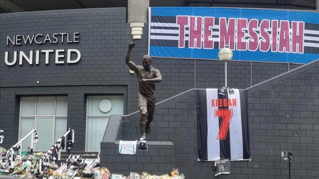 kevin-keegan-tribute-messiah-banner-flowers-sjp-newcastle-united-nufc-2000.jpg