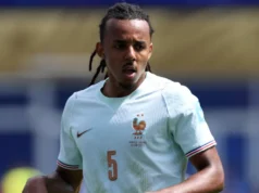 Por que Jules Kounde não é titular pela França contra a Inglaterra na Copa do Mundo de 2026?