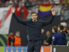 Um clube da Premier League anuncia um novo técnico na manhã de segunda-feira
