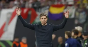 Um clube da Premier League anuncia um novo técnico na manhã de segunda-feira