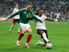 O atacante do Milan, Giménez, sofreu uma lesão na derrota do México para a Inglaterra na Copa do Mundo.