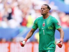 O Stuttgart contratou quatro jogadores para substituir o lesionado número 1 Dennis Seimen; rjan Nyland entre os candidatos