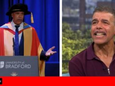 Chris Kamara faz um discurso emocionado após receber um doutorado honorário