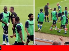 O jogador do Coventry tem que ser contido por companheiros de equipe depois que o juiz de linha o ‘empurrou’