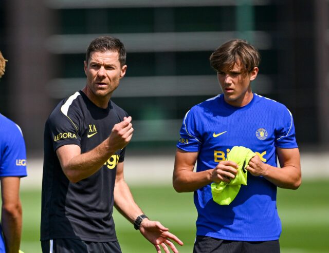 reggie-walsh-xabi-alonso-chelsea-training-scaled.jpg