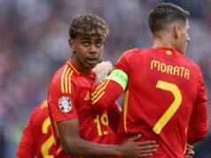 Assista: Lamine Yamal compartilha momento emocionante com o ex-capitão da Espanha após a vitória na Copa do Mundo
