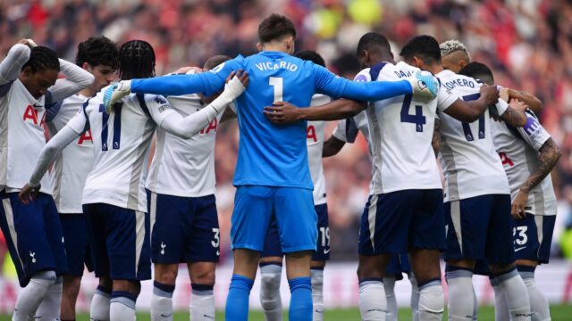 tottenham-players-huddle.jpeg