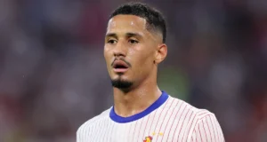 O que aconteceu com William Saliba na semifinal da França na Copa do Mundo contra a Espanha?