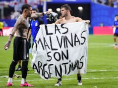 A estrela argentina e ex-jogador do Spurs desfraldou uma bandeira anti-Malvinas após a derrota da Inglaterra na Copa do Mundo