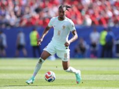 Michael Olise recusa pelo menos £ 2 milhões por ano para poder jogar com chuteiras que combinem com seu kit