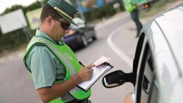 Qué hacer si golpeas un coche aparcado y no hay nadie dentro: esto dice la Guardia Civil