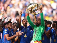 O forte do Chelsea corre o risco de ser dispensado por Xabi Alonso depois de perder a vantagem de seleção do time EAST RUTHERFORD, NEW JERSEY - JULY 13: Robert Sanchez of Chelsea lifts the trophy during the FIFA Club World Cup 2025 final match between Chelsea FC and Paris Saint-Germain at MetLife Stadium on July 13, 2025 in East Rutherford, United States. (Photo by Robbie Jay Barratt - AMA/Getty Images)
