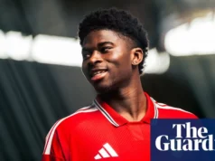 Manchester United confirma contratação de Carlos Baleba, já que o meio-campista gasta cerca de £ 150 milhões Manchester United confirm Carlos Baleba signing as midfield spend nears £150m