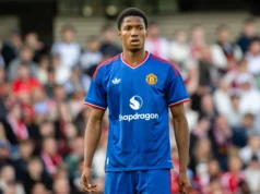 Prodígio do Manchester United ainda em negociações para sair, apesar do hype: Relatório Chido Obi of Manchester United in action during the pre-season friendly match between Rosenborg and Manchester United at Lerkendal Stadion on July 24, 2026 in Trondheim, Norway.