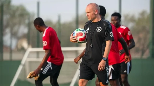 Iniesta se estrena en los banquillos: primer partido oficial al frente del Gulf United