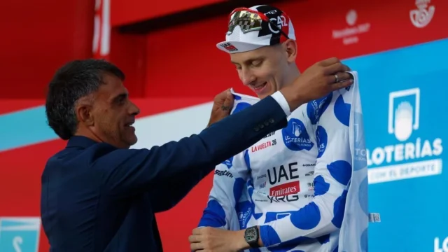Óscar Pereiro 'aplaude' la lectura de carrera de Tadej Pogacar: "Sigue siendo el corredor más fuerte del mundo, pero su equipo no está al nivel del Tour" Óscar Pereiro 'aplaude' la lectura de carrera de Tadej Pogacar: "Sigue siendo el corredor más fuerte del mundo, pero su equipo no está al nivel del Tour"