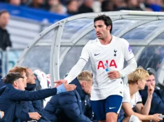 Meio-campista do Tottenham Hotspur concorda em pedir demissão: relatório Sandro Tonali of Tottenham Hotspur shakes hands with teammates on the bench during the Sydney Super Cup match between Chelsea FC and Tottenham at Accor Stadium on August 01, 2026 in Sydney, Australia.