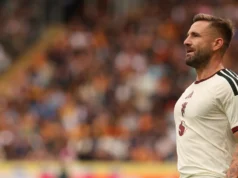 Manchester United perto de concluir transferência de Alejandro Balde: Relatório Manchester United's Luke Shaw during the Premier League 2026/27 match between Hull City and Manchester United at MKM Stadium on August 22, 2026 in Hull, England.