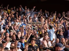 O fracasso na transferência do Leeds é o mais recente indicador de um possível resultado entre os 10 primeiros da Premier League Leeds United fans on the road during the Premier League match between Nottingham Forest and Leeds United at the City Ground in Nottingham, United Kingdom, on August 22, 2026. (Photo by Maynard Manyowa/News Images/NurPhoto via Getty Images)