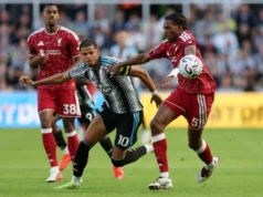 Jovem do Liverpool revela que Newcastle United recebeu ameaças após batizado no St James’ Park NEWCASTLE UPON TYNE, ENGLAND - AUGUST 23: William Osula of Newcastle United is challenged by Jeremy Jacquet of Liverpool during the Premier League 2026/27 match between Newcastle United and Liverpool FC at St James' Park on August 23, 2026 in Newcastle upon Tyne, England. (Photo by George Wood/Getty Images)