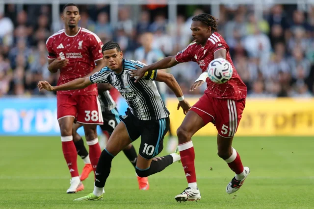 NEWCASTLE UPON TYNE, ENGLAND - AUGUST 23: William Osula of Newcastle United is challenged by Jeremy Jacquet of Liverpool during the Premier League 2026/27 match between Newcastle United and Liverpool FC at St James&amp;apos; Park on August 23, 2026 in Newcastle upon Tyne, England. (Photo by George Wood/Getty Images)