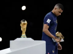 ‘Assistindo Kylian Mbappe marcar um hat-trick na final da Copa do Mundo, posso dizer honestamente que não me importei’ Sir Geoff Hurst explica duas razões para não ficar frustrado ao compartilhar seu famoso recorde em 2022 Kylian Mbappe walks past the World Cup trophy with his Golden Boot award in hand