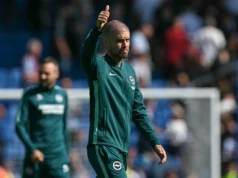 Jack Hinshelwood está lesionado neste fim de semana? Atualização sobre lesões na Premier League Brighton's German head coach Fabian Hurzeler gives a thumbs up to the fans