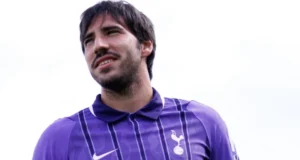 Terceiro kit do Tottenham 26/27: assista ao vídeo de Sandro Tonali enquanto o Spurs lança o novo kit Footballer Sandro Tonali wearing the purple third shirt of Premier League team Tottenham Hotspur Football Club