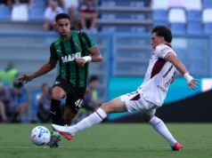 Série A | Sassuolo 2-1 Torino: Berardi marca a primeira vitória imediatamente REGGIO NELL'EMILIA, ITALY - AUGUST 29: Simone Cinquegrano of Sassuolo passes the ball under pressure from Alessio Cacciamani of Torino during the Serie A match between US Sassuolo and Torino FC at Mapei Stadium - Citta' del Tricolore on August 29, 2026 in Reggio nell'Emilia, Italy. (Photo by Emmanuele Ciancaglini/Getty Images)
