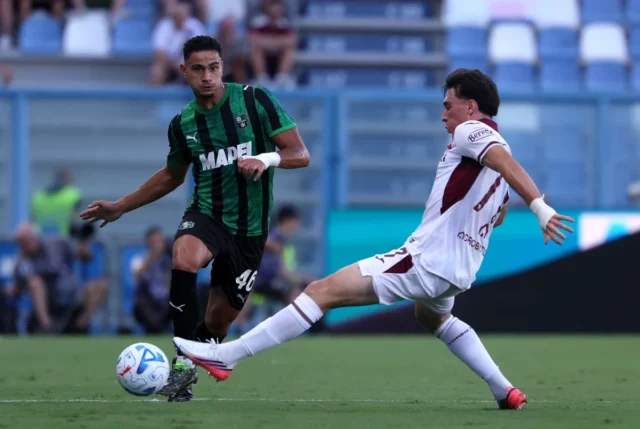 REGGIO NELL'EMILIA, ITALY - AUGUST 29: Simone Cinquegrano of Sassuolo passes the ball under pressure from Alessio Cacciamani of Torino during the Serie A match between US Sassuolo and Torino FC at Mapei Stadium - Citta' del Tricolore on August 29, 2026 in Reggio nell'Emilia, Italy. (Photo by Emmanuele Ciancaglini/Getty Images)