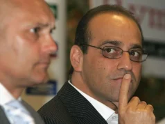 ‘Quebramos todos os protocolos’ Por que o ex-técnico do Millwall, Theo Paphitis, deu ao árbitro Jeff Winter um presente de 18 quilates minutos antes da final da FA Cup de 2004 contra o Manchester United Dennis Wise was player-manager with Ray Wilkins as his assistant