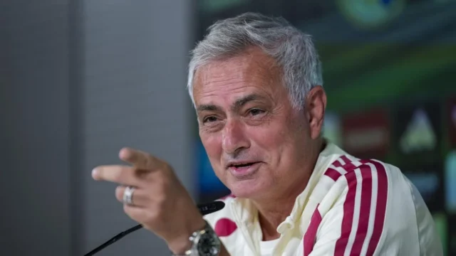 Mourinho: "No puedes dar el Balón de Oro por ganar la Champions o el Mundial" Mourinho: "No puedes dar el Balón de Oro por ganar la Champions o el Mundial"