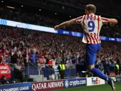 Alexandre Sorloth surge enquanto a Juventus retoma negociações com o Atlético de Madrid Alexander Sørloth in an Atletico Madrid jersey celebrating a goal in a stadium full of fans