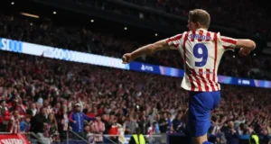 Alexandre Sorloth surge enquanto a Juventus retoma negociações com o Atlético de Madrid Alexander Sørloth in an Atletico Madrid jersey celebrating a goal in a stadium full of fans