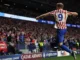 Alexandre Sorloth surge enquanto a Juventus retoma negociações com o Atlético de Madrid Alexander Sørloth in an Atletico Madrid jersey celebrating a goal in a stadium full of fans