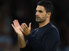 A contratação de classe mundial do Arsenal pode atualizar Martinelli Arsenal manager Mikel Arteta applauds fans after the match