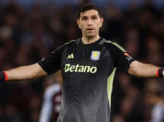 Oferta do Aston Villa enviada para grande contratação com Mbaye, resposta recebida Aston Villa's Emiliano Martinez reacts