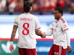 O que o Liverpool está fazendo? São os danos causados por uma crise total Rio Ngumoha #73 of Liverpool FC celebrates with teammate Dominik Szoboszlai #8 after scoring the team's first goal during the second half of the pre-season friendly against Wrexham
