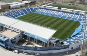 As negociações de empréstimo do Morta Leganes estão em andamento Aerial view of Estadio Municipal Butarque with blue seating and CD Leganés branding on the stands.