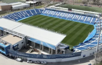 As negociações de empréstimo do Morta Leganes estão em andamento Aerial view of Estadio Municipal Butarque with blue seating and CD Leganés branding on the stands.