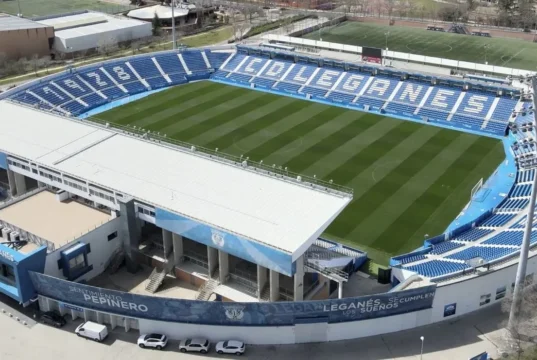 As negociações de empréstimo do Morta Leganes estão em andamento Aerial view of Estadio Municipal Butarque with blue seating and CD Leganés branding on the stands.