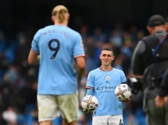 Todos nós entendemos errado sobre Phil Foden – é hora de reavaliarmos quem ele é Phil Foden hands a match ball to Manchester City team-mate Erling Haaland after both players scored a hat-trick in a 6-3 win over Manchester United in October 2022.