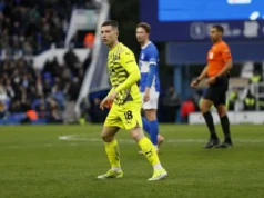 Don Gore está à frente das negociações de empréstimo para Luton Town Dan Gore of Rotherham United wearing a yellow kit and number 18 during a football match