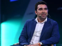 Camisa 9 do Barcelona: Fermín López apoia decisão de Deco Portrait of Deco, FC Barcelona sporting director, wearing a blue blazer and white shirt with a headset microphone