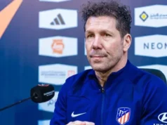 Julian Alvarez fora da viagem do Atlético ao Sevilla Diego Simeone wearing a blue Atletico Madrid training jacket during a press conference