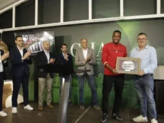Esta é a entrega de El Molinón de Plata a Otero, uma sensação emocionante e uma mensagem ambiciosa: "Este ano será um bom ano" Así fue la entrega de El Molinón de Plata a Otero, toque emotivo y un mensaje ambicioso: "Este año va a ser el bueno"