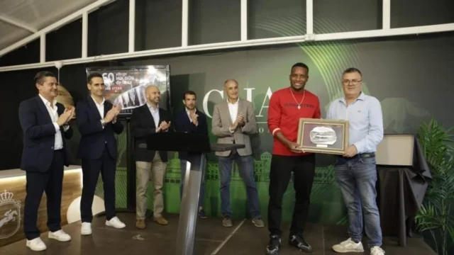Así fue la entrega de El Molinón de Plata a Otero, toque emotivo y un mensaje ambicioso: "Este año va a ser el bueno"