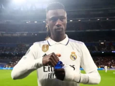Kamavinga para o Manchester United: oferta relatada de £ 42,7 milhões Eduardo Camavinga in a white Real Madrid kit holding a water bottle on the pitch