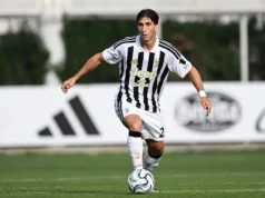 Acordo de transferência de Fabio Miretti para o Besiktas é adiado Fabio Miretti in a Juventus home kit dribbling a football on a grass pitch
