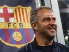 Função Rafinha nº 9: Flick dá atualização sobre o Barcelona Hansi Flick smiling in front of the FC Barcelona club crest